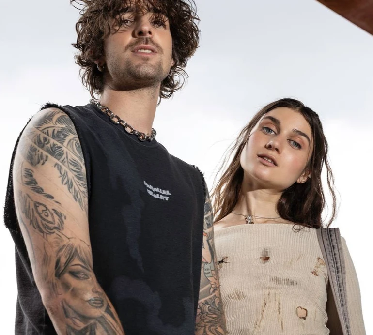 Цілунки, п'яні вечори і пересушені губи: Дантес і Jerry Heil зняли кліп-ностальгію за безтурботними часами