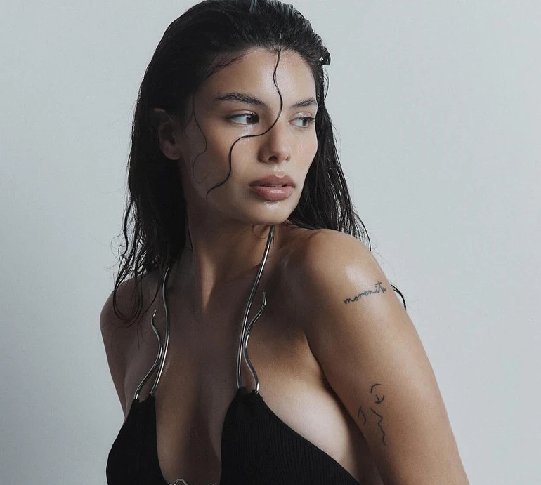 Андраде сукнею з вирізом нижче пупа підкреслила спокусливу фігуру для чуттєвих фото