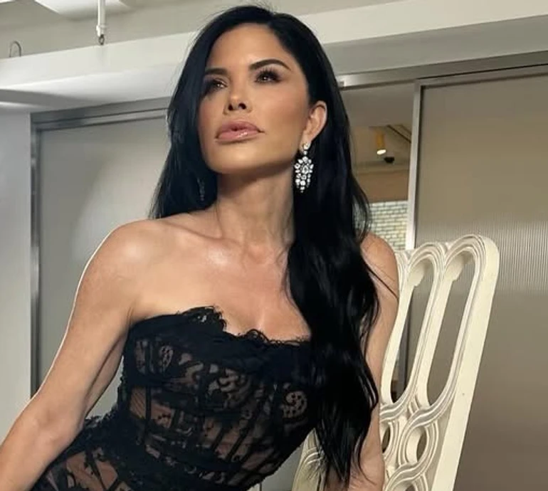 Наречена Безоса на святі в Трампа похизувалася пишним бюстом у мерехтливому total black. Фото