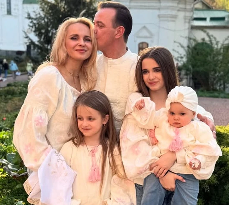 Щоб світло перемогло: Ребрик з донечками в однакових вишиванках та чоловіком показалася коло церкви