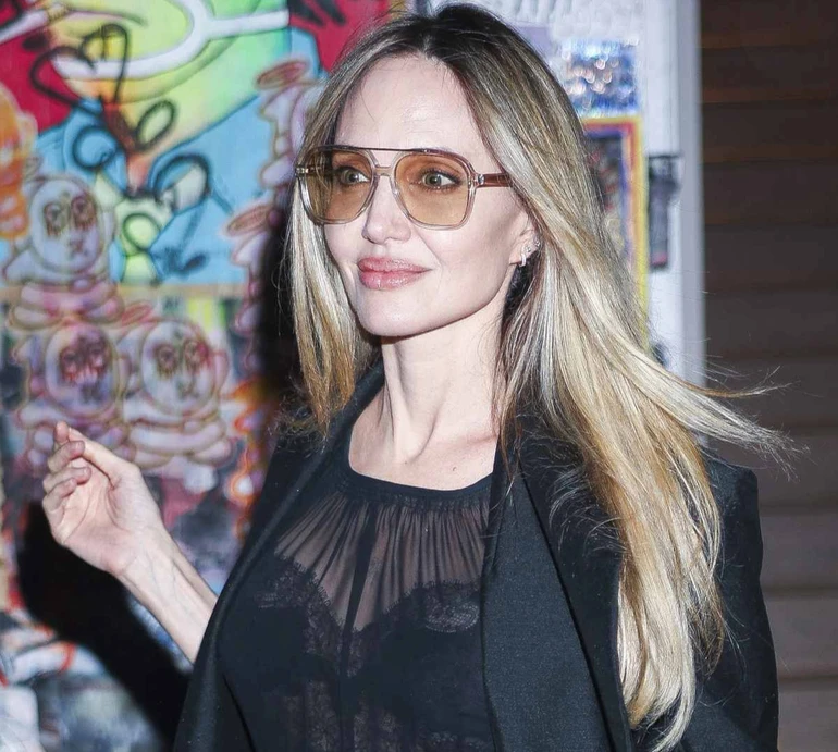 Джолі у total black блиснула стрункими ніжками під прозорим платтям. Фото