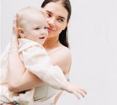 Дружина Усика з однорічною дочкою попозували на травичці в ніжних лляних сукнях. Фото