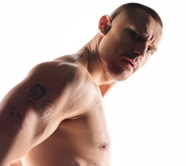 Холостяк Цимбалюк у самих боксерках пограв м'язами для реклами спіднього. Фото