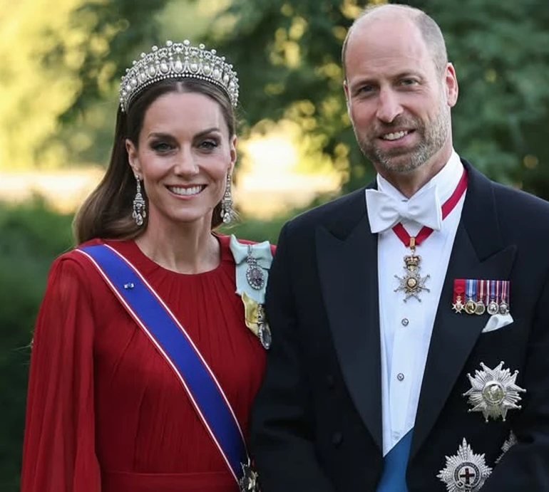 Міддлтон у шифоновій сукні й тіарі леді Ді зазнімкували за спілкуванням з Макроном на банкеті. Фото