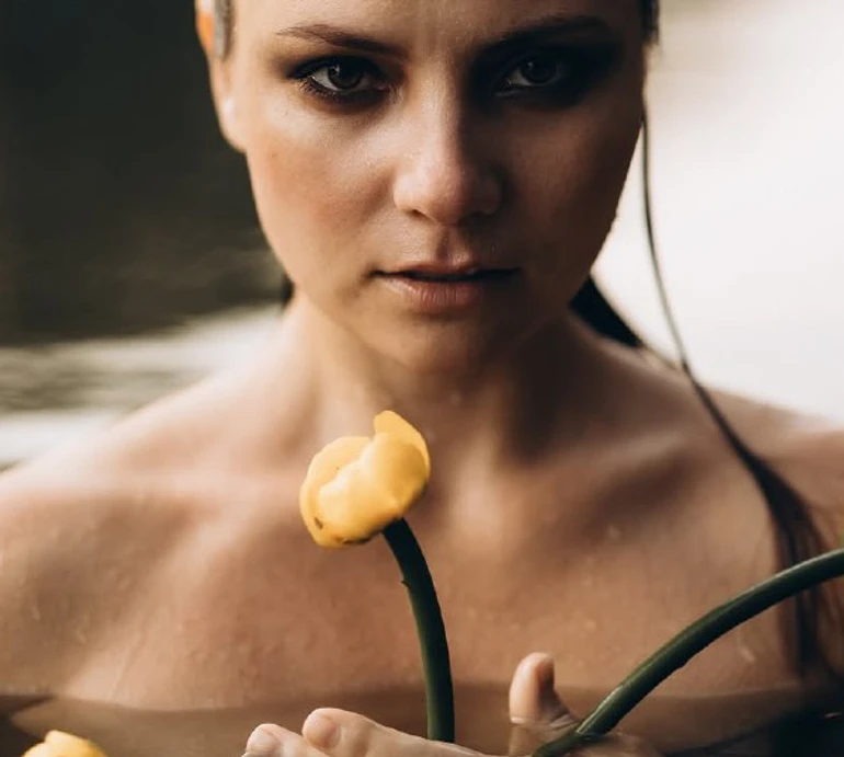 Хижняк із розмитим мейком на честь 35-річчя попозувала для чуттєвих кадрів у воді