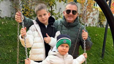 Одна гойдалка на трьох: Горбунов показав затишне осіннє дозвілля з синами. Фото