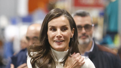 Базовий гольф та джинси: королева Летісія у буденному кежуалі продемонструвала фігуру на ярмарку екопродукції