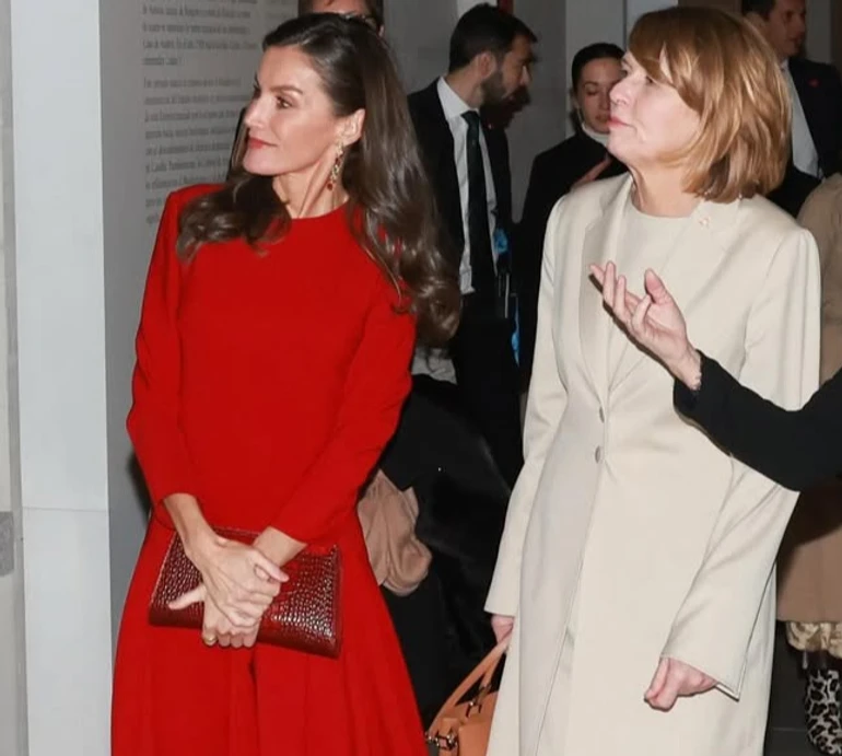 Червона асиметрія та вишукана тіара: королева Летісія вигуляла два ефектні луки з нагоди візиту президента Німеччини