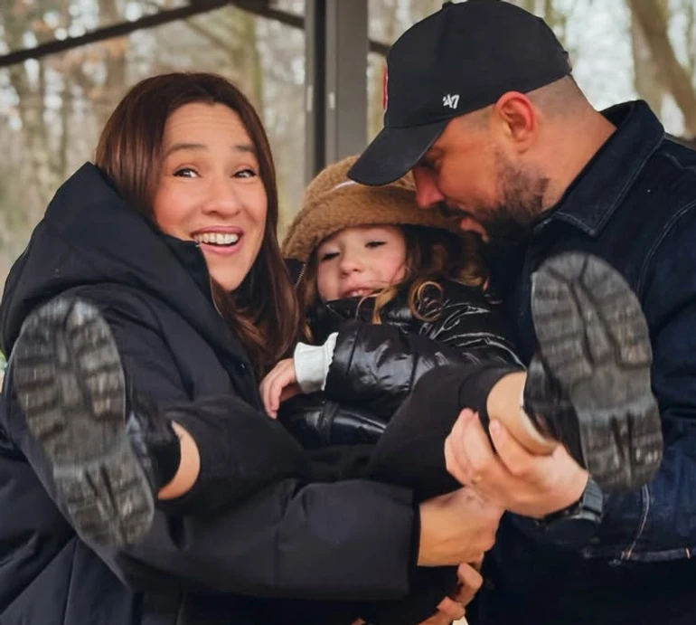 Тепло тоді, коли рідні поруч: Наталка Карпа в останній день осені показалася з чоловіком та донечкою на атмосферних фото