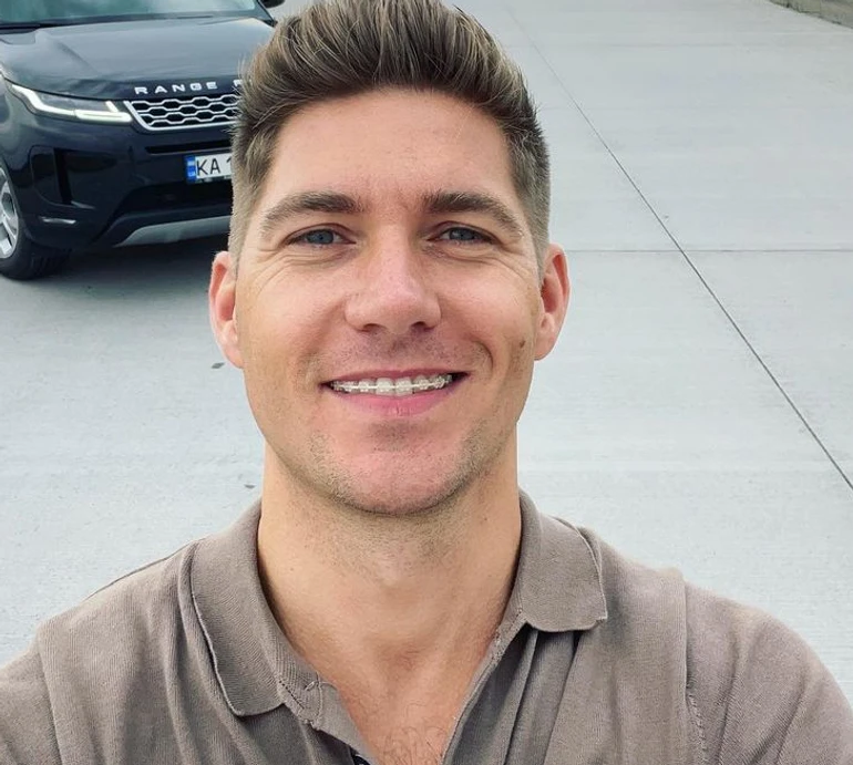 Лікарі приїздили тричі: Остапчук налякав фото себе під крапельницею та розповів, що з ним сталося