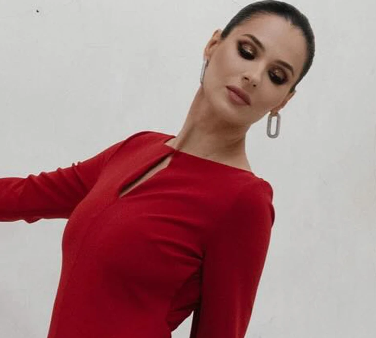 Єфросиніна в ефектному максі та з драматичним мейкапом показала іспанські вайби. Фото