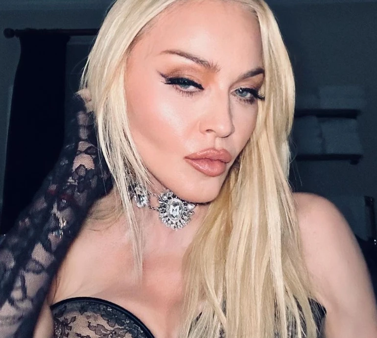 Золотий зуб та смокі-айс: 65-річна Мадонна у корсеті показала настрій свого вікенда. Фото