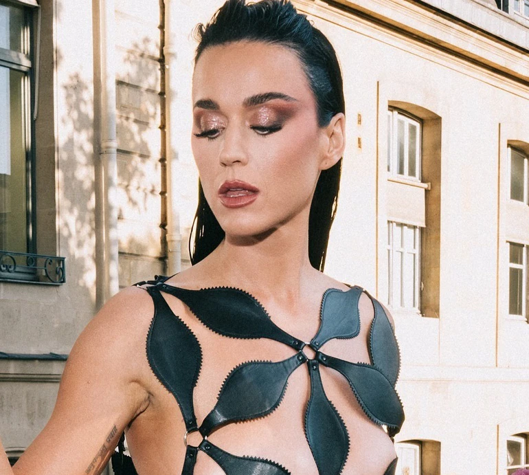 Кеті Перрі на подіумі прикрила голі груди ризикованим вбранням та поблищала на афтепаті World Vogue-2024