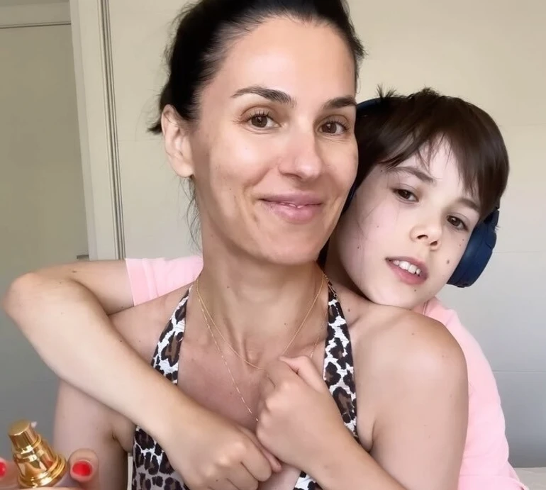 Єфросиніна у леопарді подуркувала з сином, помахала селерою та влаштувала парад елегантних луків