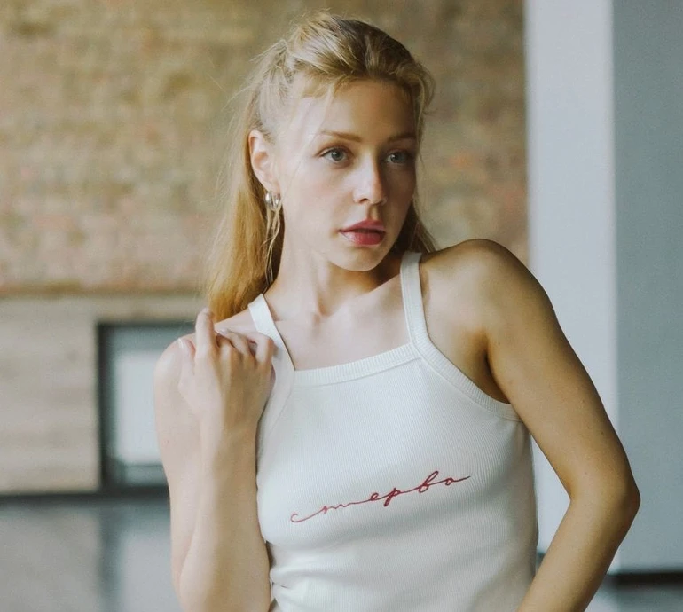 Тендітна Кароль у мереживному джампс'юті для фото вмостилася на меблях