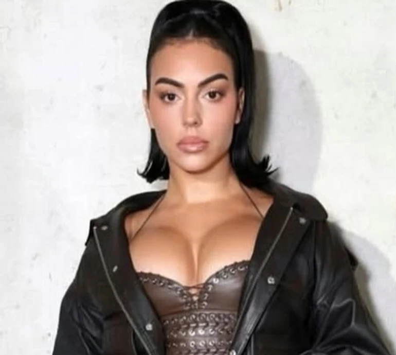 Наречена Роналду у тугій шкірі посвітила пишним бюстом на модному показі в Парижі. Фото