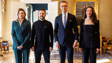 Зеленська на зустрічі з президентом Фінляндії показалася в костюмі кольору морської хвилі та з символічною брошкою. Фото