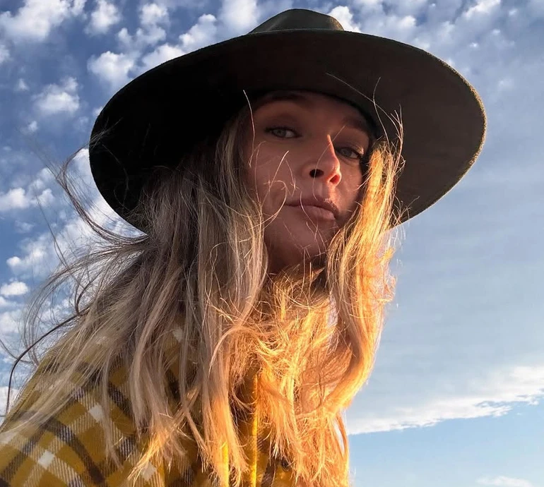 Брежнєва у стильному кежуалі потусила з 24-річною дочкою на фестивалі Coachella у Каліфорнії. Фото