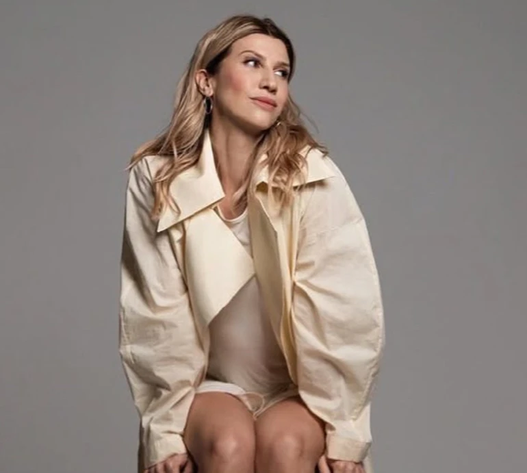 Страх і тривожні думки: Луценко у тренчі та мінішортах пояснила, як і чому треба знімати напругу з тіла