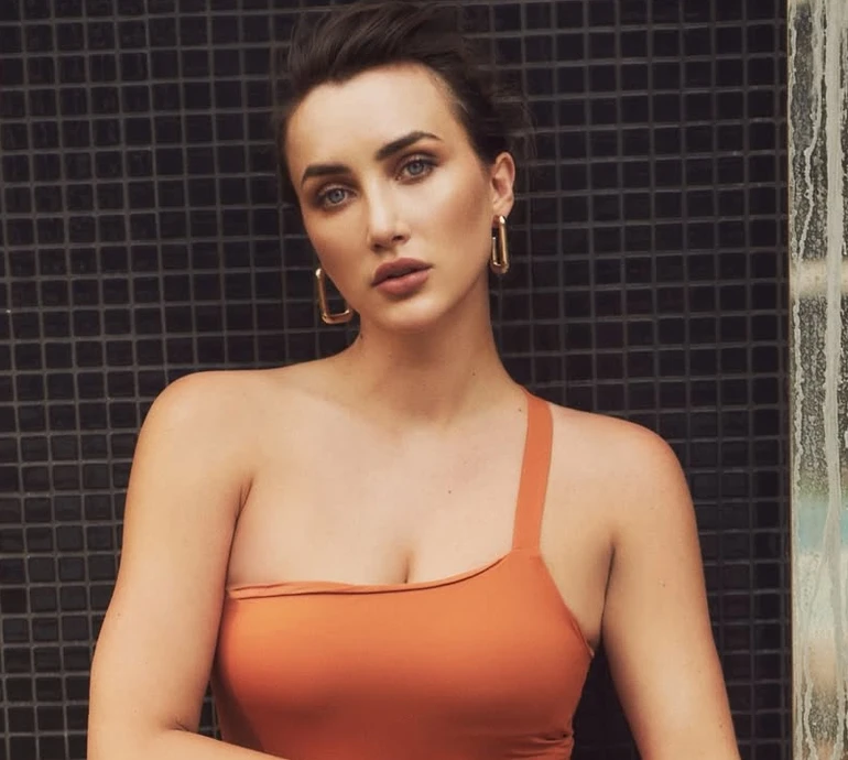 Різатдінова у монокіні похвалилася струнким тілом коло басейну. Фото