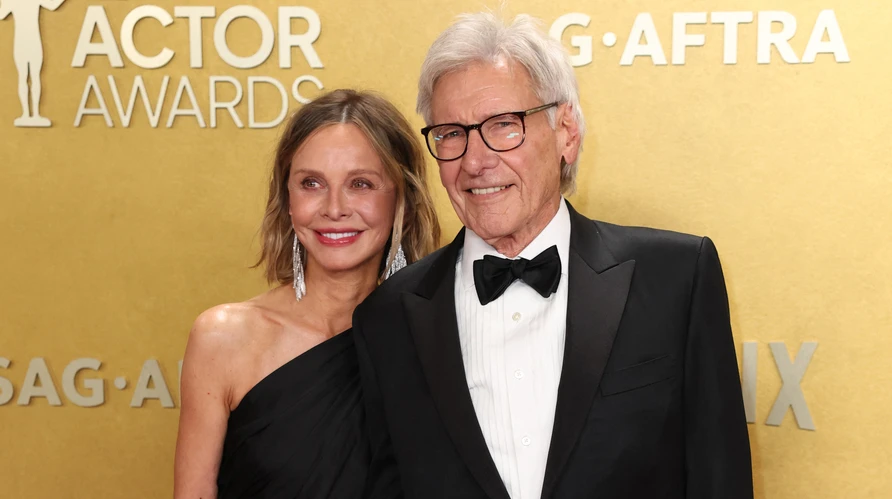 83-річний Харрісон Форд зі сцени кінопремії подякував дружині за любов і мужність, а вона поцілувала його на хіднику