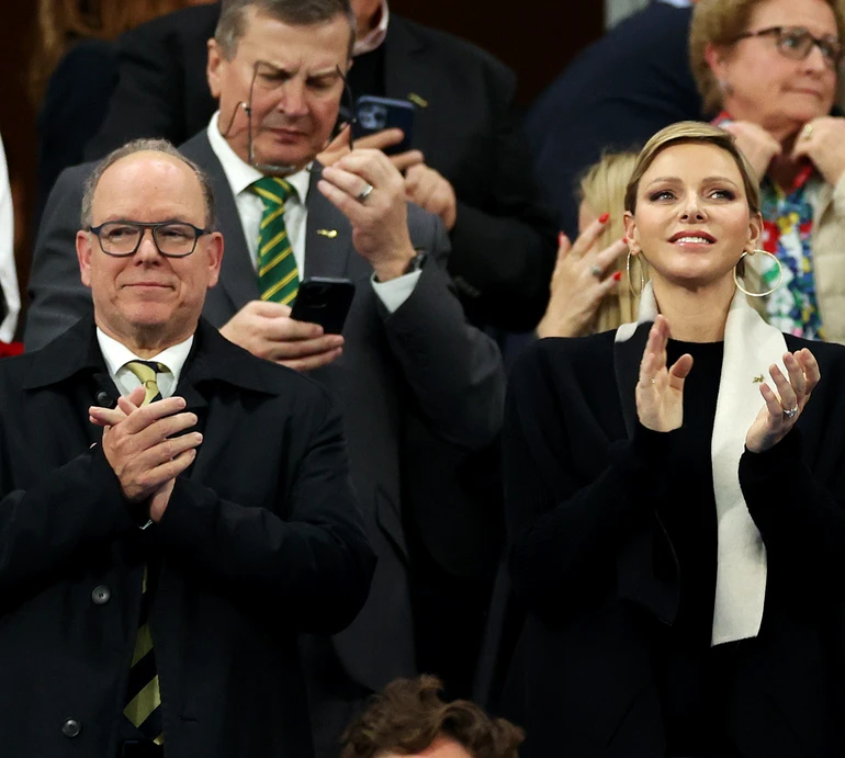 Княгиня Шарлін у контрастному пальті емоційно повболівала з чоловіком на матчі з регбі. ФОТО