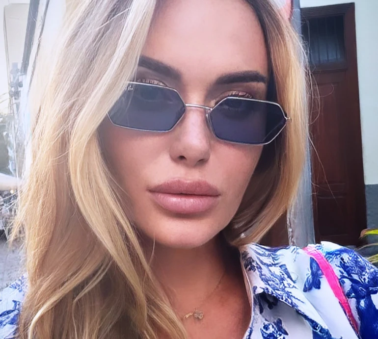 Камінська на Тенеріфе вигуляла свій улюблений аксесуар за 55 тисяч