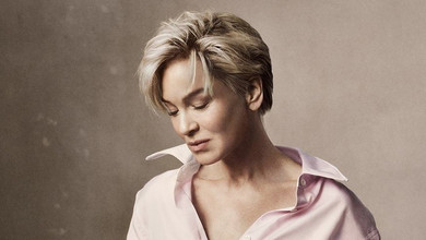 Стрижка в стилі Боуї та андрогінні луки: Зеллвегер попозувала для британського глянцю. Фото