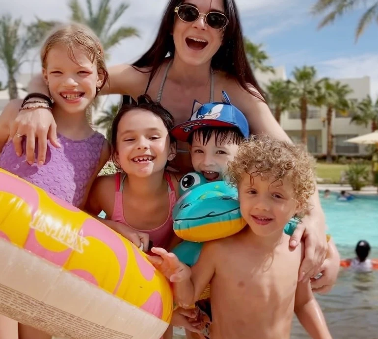 Знімали разів 100: Мірошниченко з дітьми показалася в атмосферному відео з відпочинку