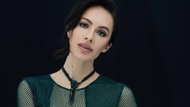 У всіх своя правда: ексдружина Остапчука у смарагдовій сукні-сіточці посвітила бюстом і поміркувала про зраду