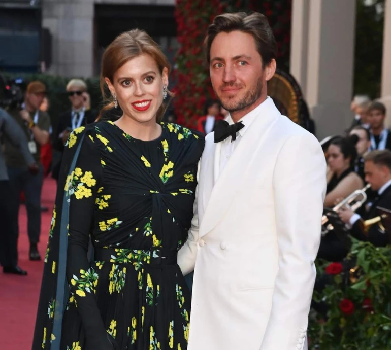 Принцеса Беатріс із дочками, чоловіком та пасинком вийшла вітати переможниць Євро-2025. Фото