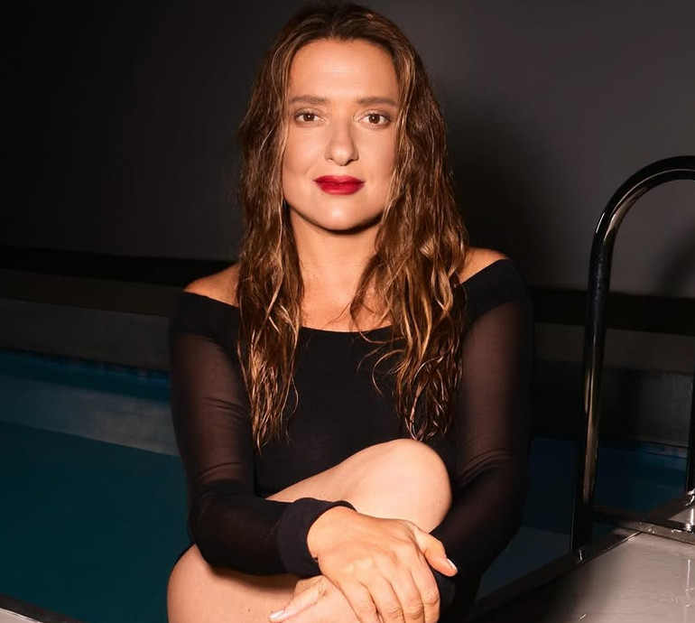 50 відтінків щастя: Могилевська з нагоди ювілею посвітила стрункими ніжками коло басейну