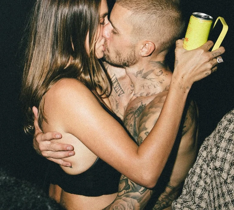 Розлучення скасовується? Бібер із дружиною показали сонячну романтику на травичці. Фото