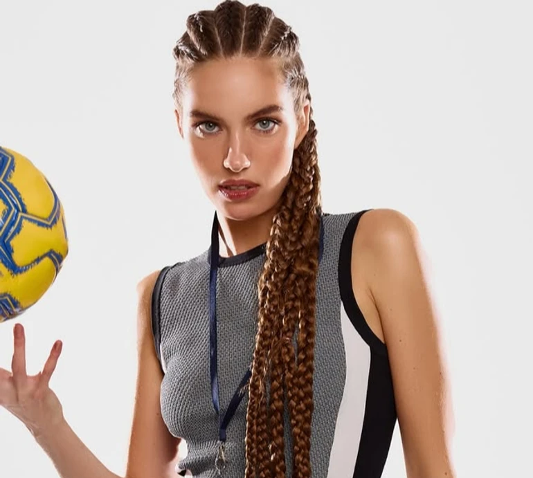 Кучеренко у міні та на підборах попозувала з футбольним м'ячем на підтримку збірної України. Фото