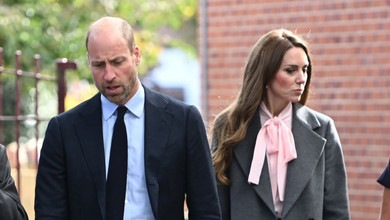 Урок стилю від принцеси: Міддлтон рожевим бантом на шиї освіжила свій стриманий сірий лук. Фото