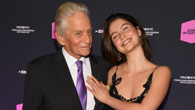 Є чудова шафа, звідки я можу брати: 22-річна донька Дугласа і Зети-Джонс у вінтажній сукні мами вийшла на парадний хідник із татом