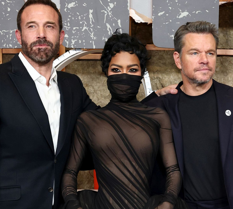 Деймон із дружиною та трьома доньками попозував на прем'єрі їхнього з Аффлеком нового фільму. Фото