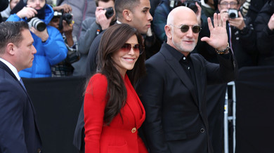 Безос із дружиною у total red вразив сліпучо-білим кольором волосся й бороди на моді в Парижі. Фото