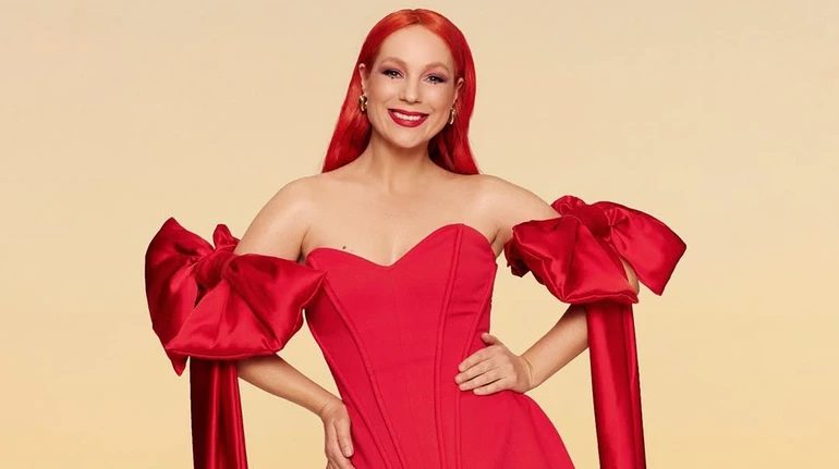 Тарабарова у летючій мінісукні та серед хмаринок переспівала українською свій хіт 2013-го року. Відео