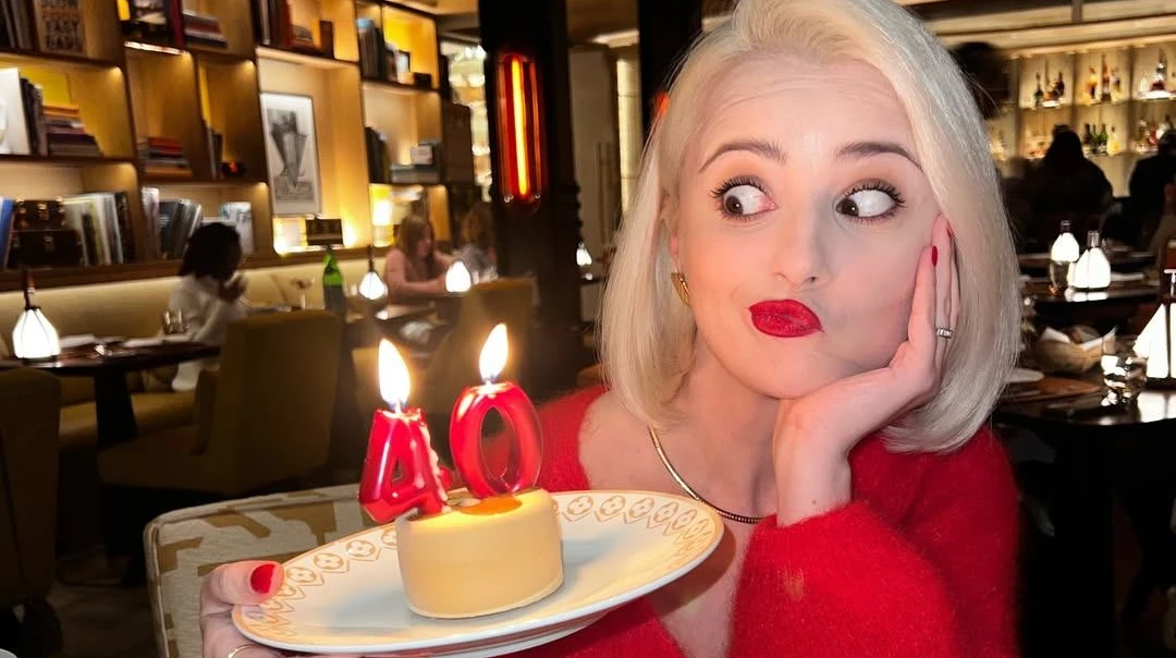 Почуваюся супервдячною: Міка Ньютон із квітами та кульками зустріла своє 40-річчя. Фото