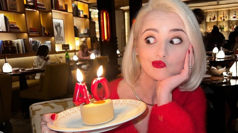 Почуваюся супервдячною: Міка Ньютон із квітами та кульками зустріла своє 40-річчя. Фото