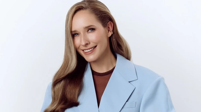 Осадча в вітчизняних брендах із голови до ніг вразила яскравим образом на Ukrainian Fashion Week