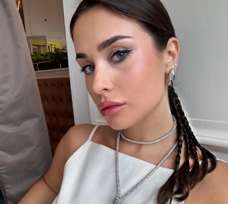 Торбинка за $3000 і корсетне декольте: 29-річна донька мера Дніпра похвалилася розкішним відпочинком на півдні Франції