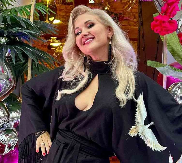 Відкрита спина і звабне декольте: Бужинська показалася в своїй найсексуальнішій вишиванці