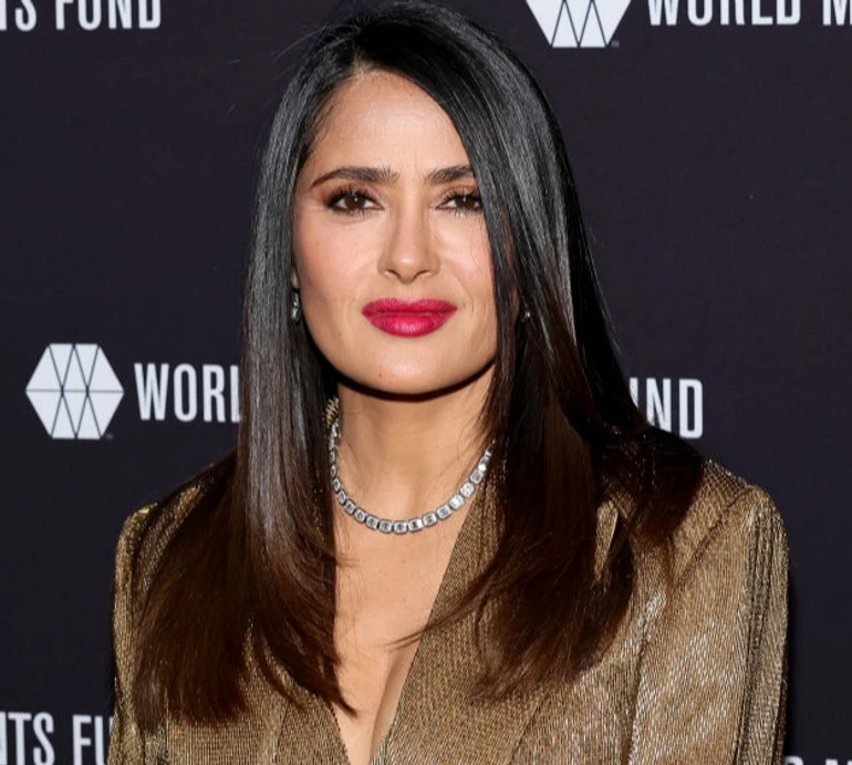 56-річна Хаєк у золотій трійці підкорила хідник у Нью-Йорку. ФОТО