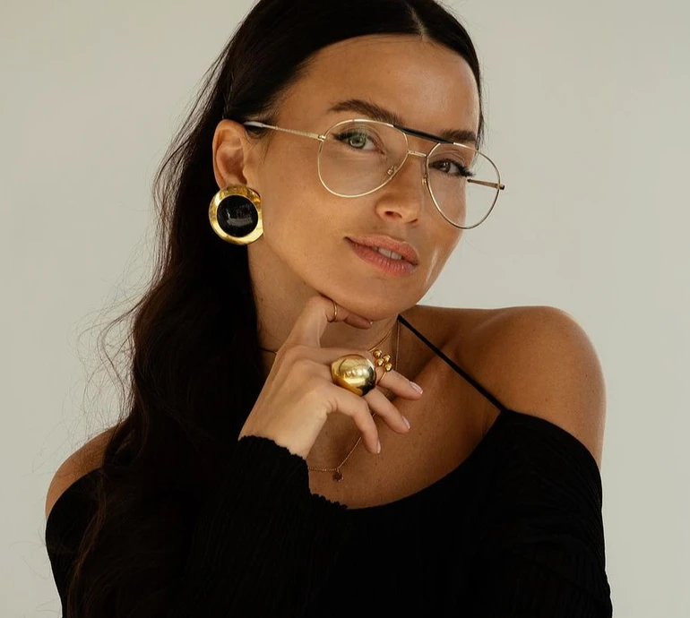 Арістова оголила спину у луці з пір'ям за 16 тисяч. ФОТО