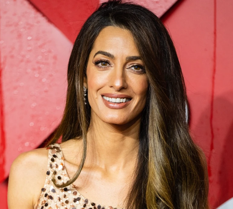 Амаль Клуні у паєтковому омбре підкорила модний хідник у Лондоні. ФОТО