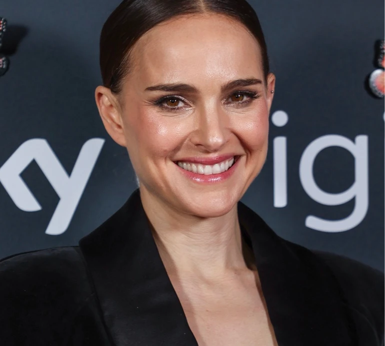 Елегантна Портман вигуляла бездонне декольте на власній прем'єрі. ФОТО