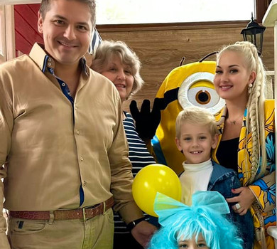 Жовто-блакитний торт і танці з посіпакою: як Бужинська сина і дочку з 7-річчям вітала