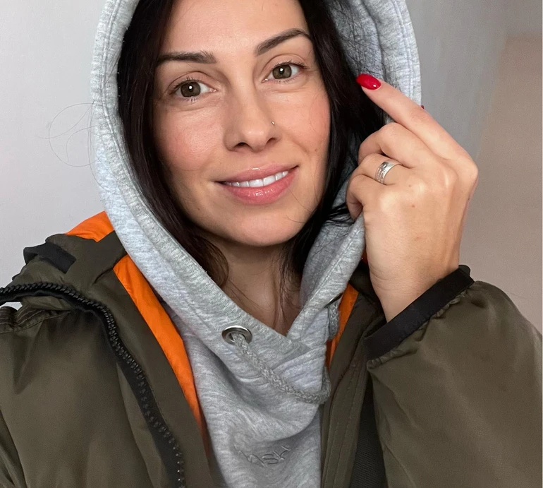 Діджейка Нана в купальнику і кімоно посвітила пресом на Балі